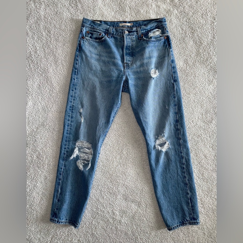 Levi’s Wedgie Straight Fit Woman’s Distressed Jeans Size 29